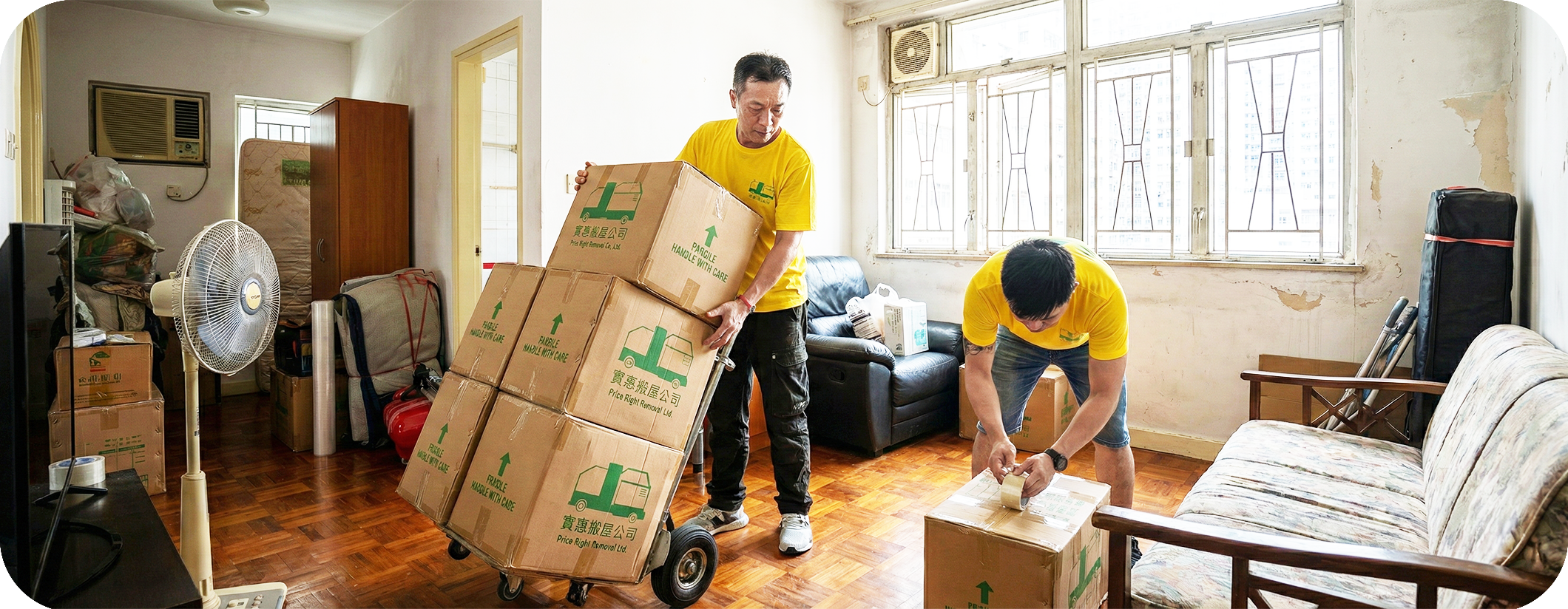 實惠搬屋團隊使用手推車搬運多箱已封箱的家居雜物，展示釋放生活空間的傢俬雜物託管服務。適合存放換季衣物、書籍及暫時不用的家庭電器，是比迷你倉更方便的上門收納服務。