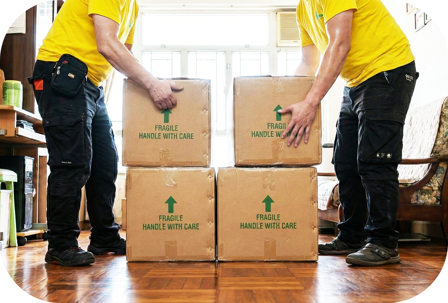 實惠搬屋師傅正在小心堆疊標有易碎品 (Fragile) 標籤的紙箱，展示適合長期存放的傢俬雜物長存服務。倉庫設有 24 小時嚴密保安及空調系統，是家庭換季衣物、書籍及雜物管理的最佳延伸空間。