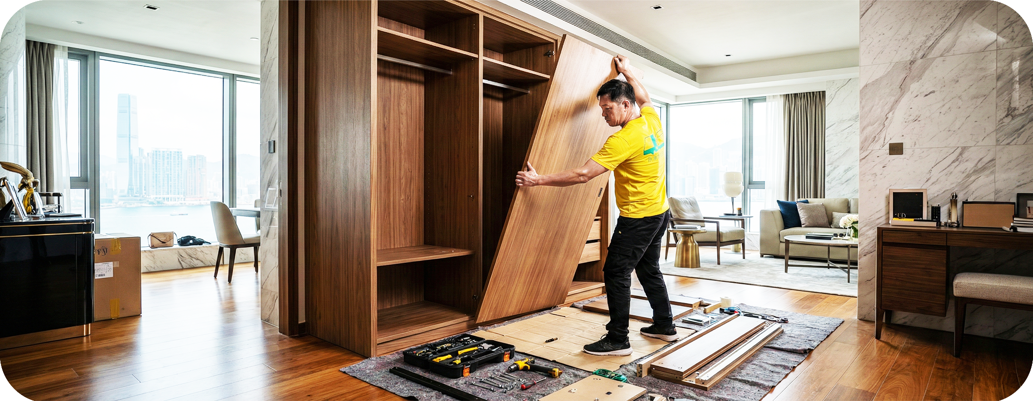 實惠搬屋師傅正在使用專業工具拆卸大型木衣櫃，提供上門傢俬棄置及回收服務，確保大型傢俬順利搬離單位。