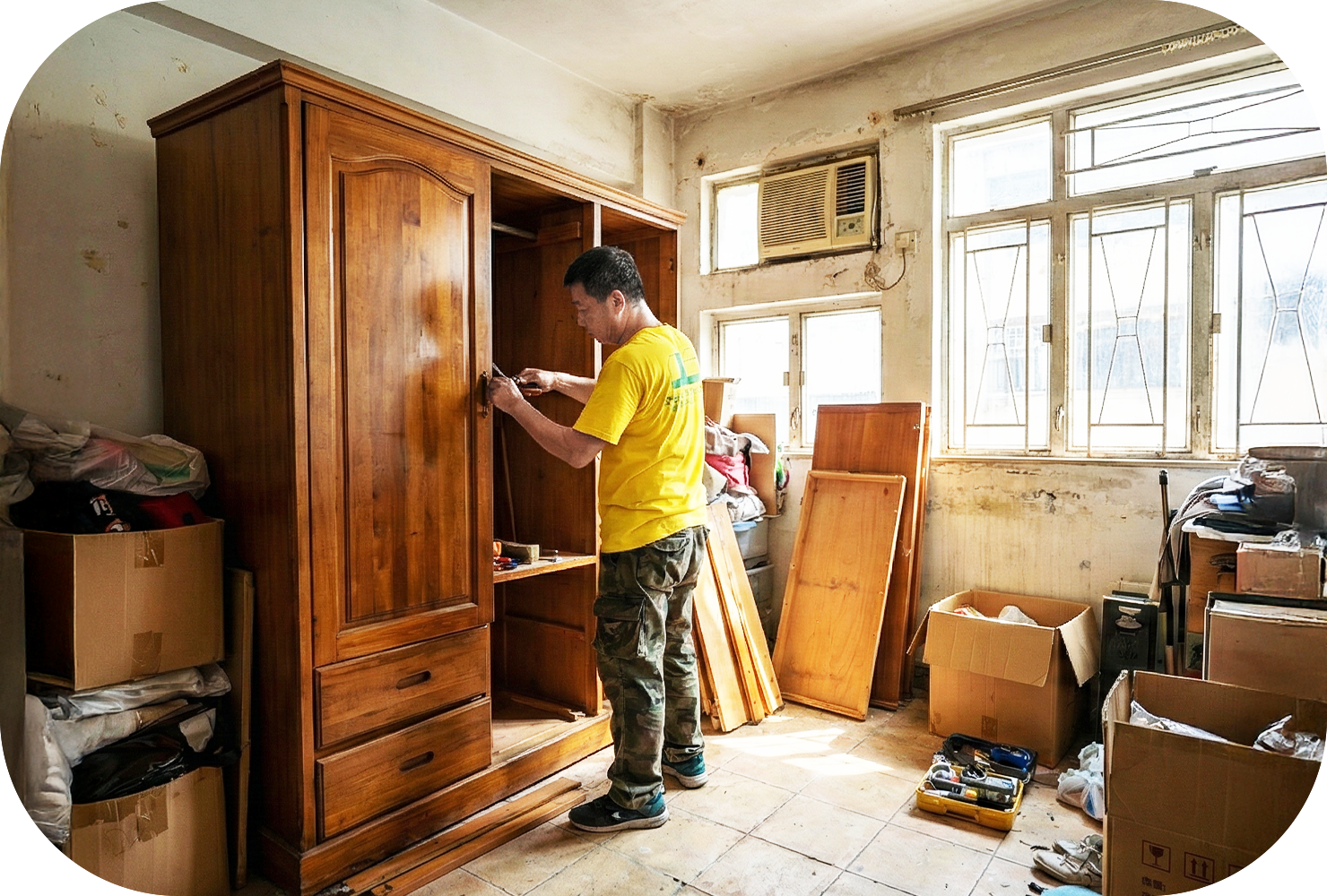 實惠搬屋師傅正在進行大型木衣櫃拆卸工程，提供上門回收及棄置舊傢俬服務，準備將拆散組件搬運至政府指定廢物轉運站。