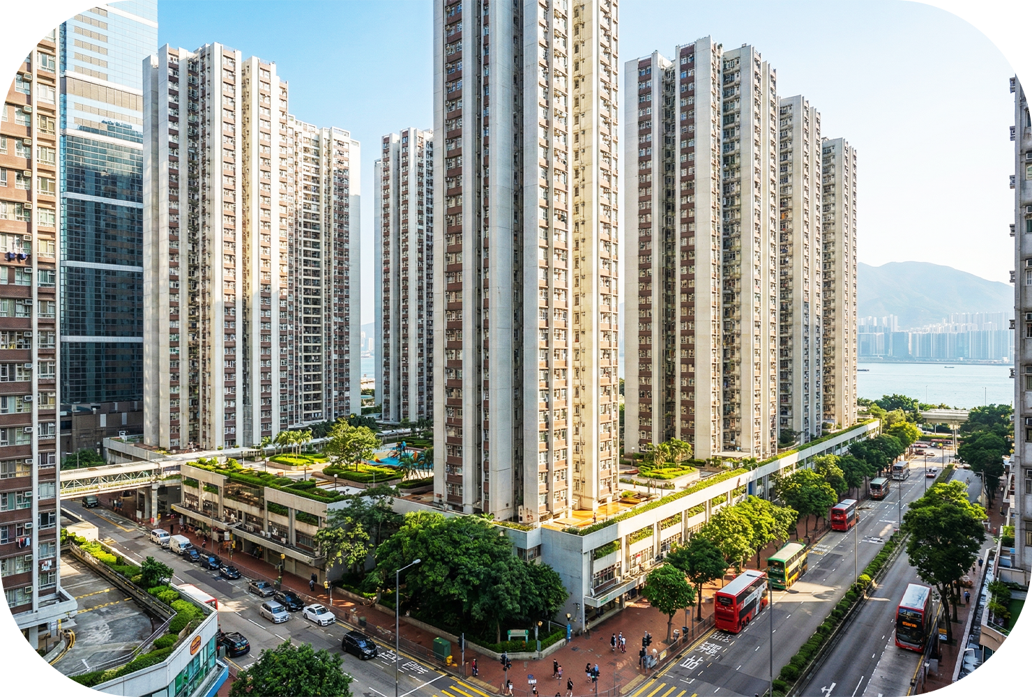 實惠搬屋公司服務香港大型屋苑及私人樓宇，展示高密度住宅區的專業搬運場景。我們熟悉各大屋苑管理處搬運申請流程、平台轉駁安排及電梯大堂保護措施，是太古城、日出康城等大型屋苑住戶的搬屋公司推介首選。