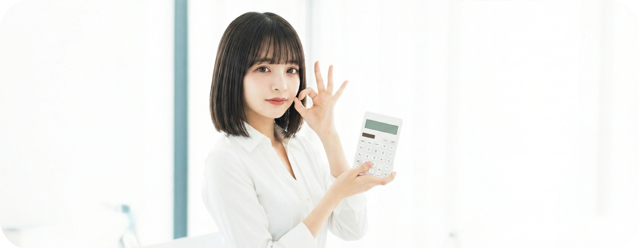 實惠透明收費價目表 - 女士手持計算機預算搬家開支，提供詳細搬運費、樓梯費及雜項收費表 (Moving Price List & Cost Calculator)