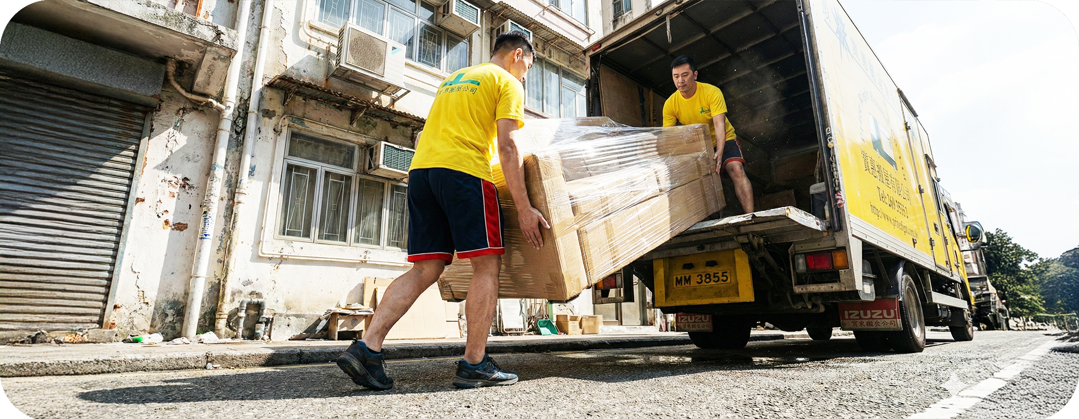實惠搬屋師傅將已包裝好的梳化搬上貨車，解決舊居需交吉、新居未入伙的搬屋空窗期問題。展示全港最平的短期存倉及搬運過渡方案，無需自行租用迷你倉。