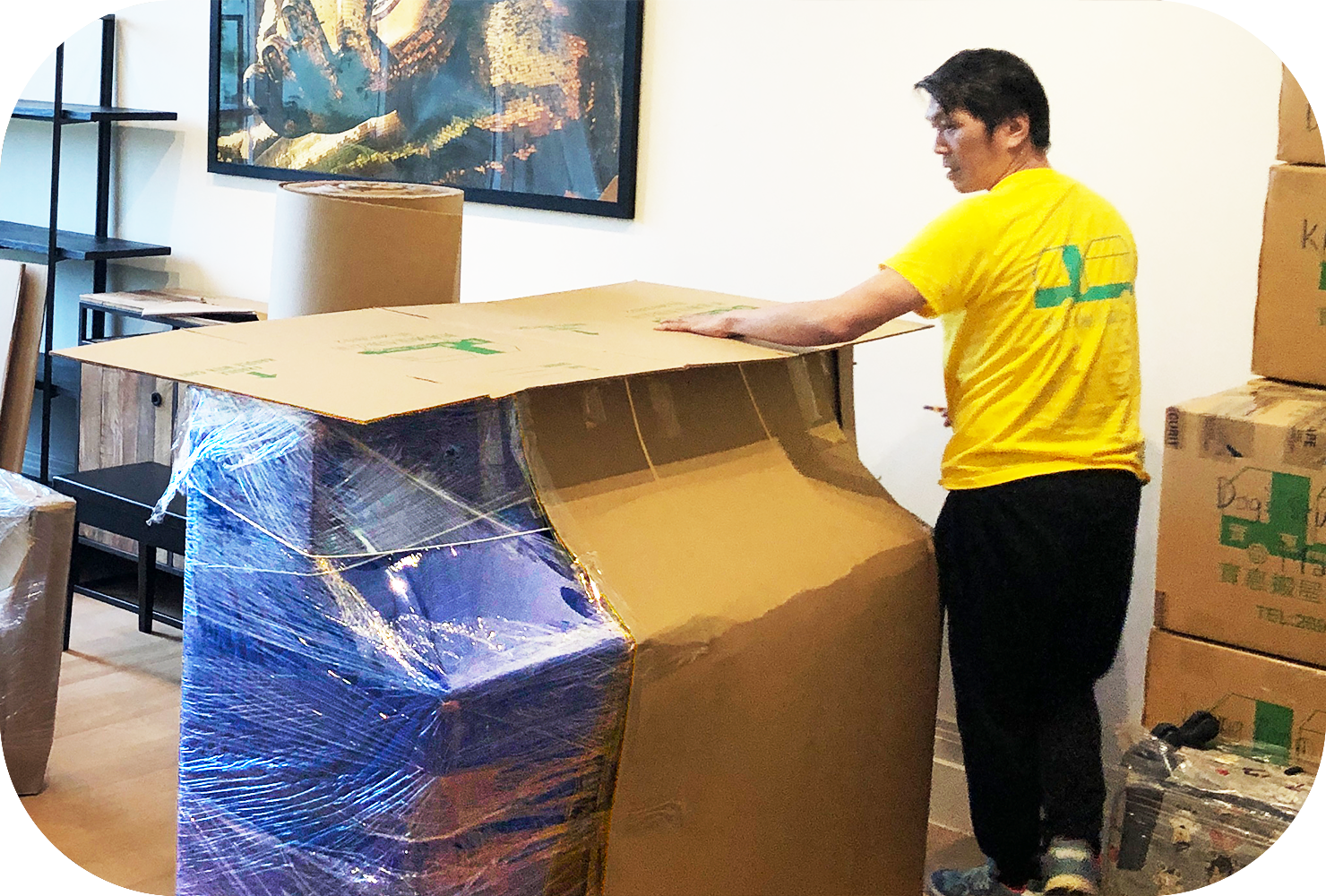 包裝保護職人阿勤：示範專業傢俬防撞包裝技術，使用雙坑紙皮與氣泡紙保護貴重物品，是實惠搬屋零損壞紀錄的守門員。