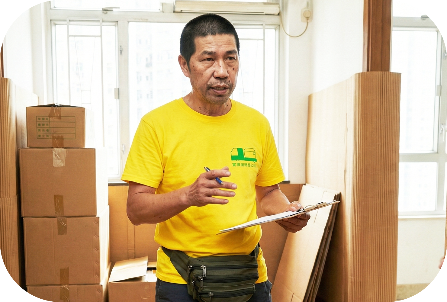 資深搬屋隊長馬師傅：擁有 20 年經驗的搬屋公司靈魂人物，專責現場風險評估與村屋吊運規劃，確保搬運報價準確無誤。