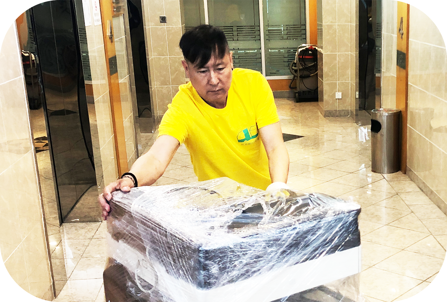 重物搬運專家雄哥：全職搬運師傅示範搬運大型雪櫃與鋼琴技巧，運用專業搬運帶與重型板車，解決直立式鋼琴及保險箱搬運難題。