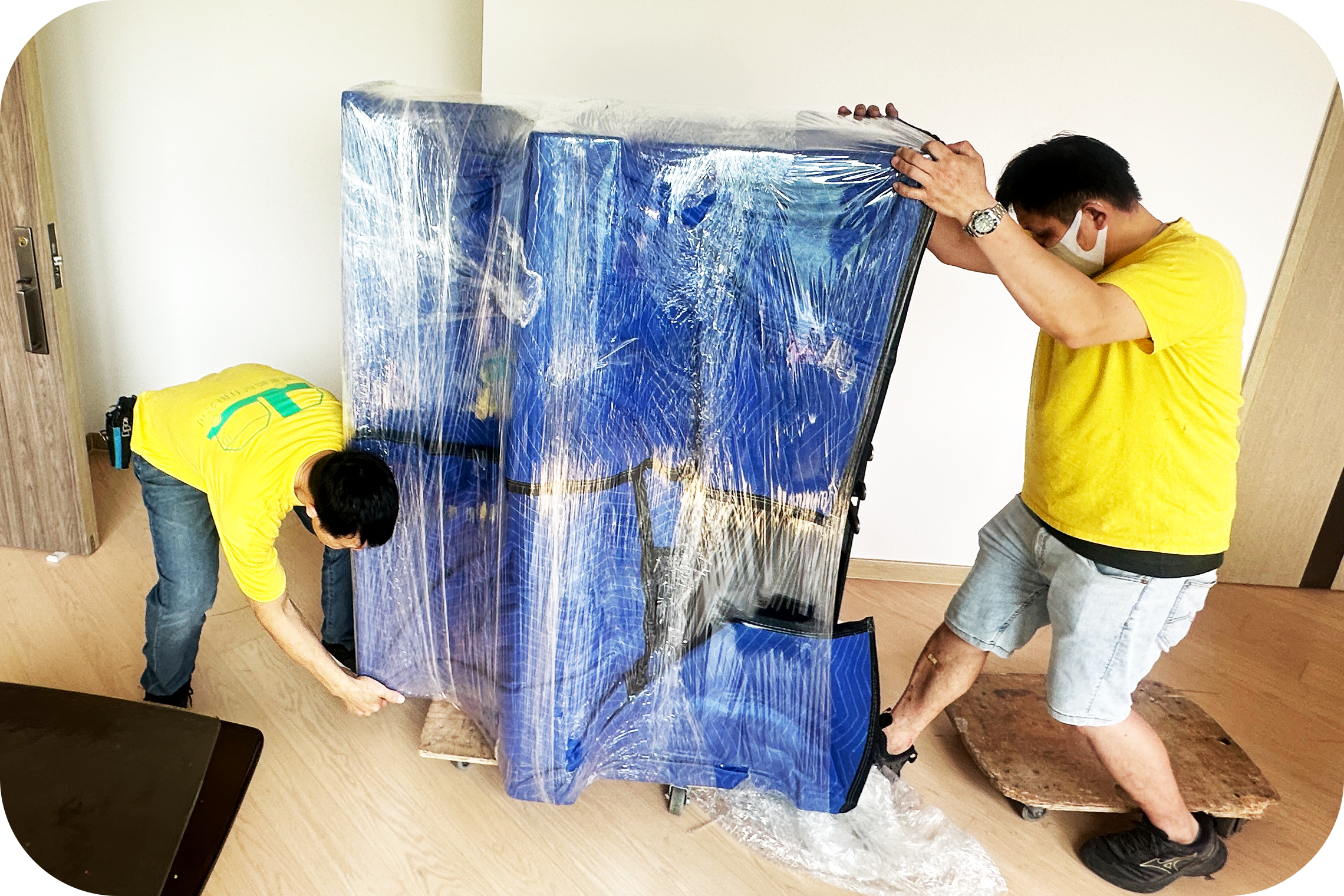 香港搬屋服務 - 實惠搬屋兩名搬屋師傅使用藍色保護墊及膠膜為大型傢俬進行防撞包裝