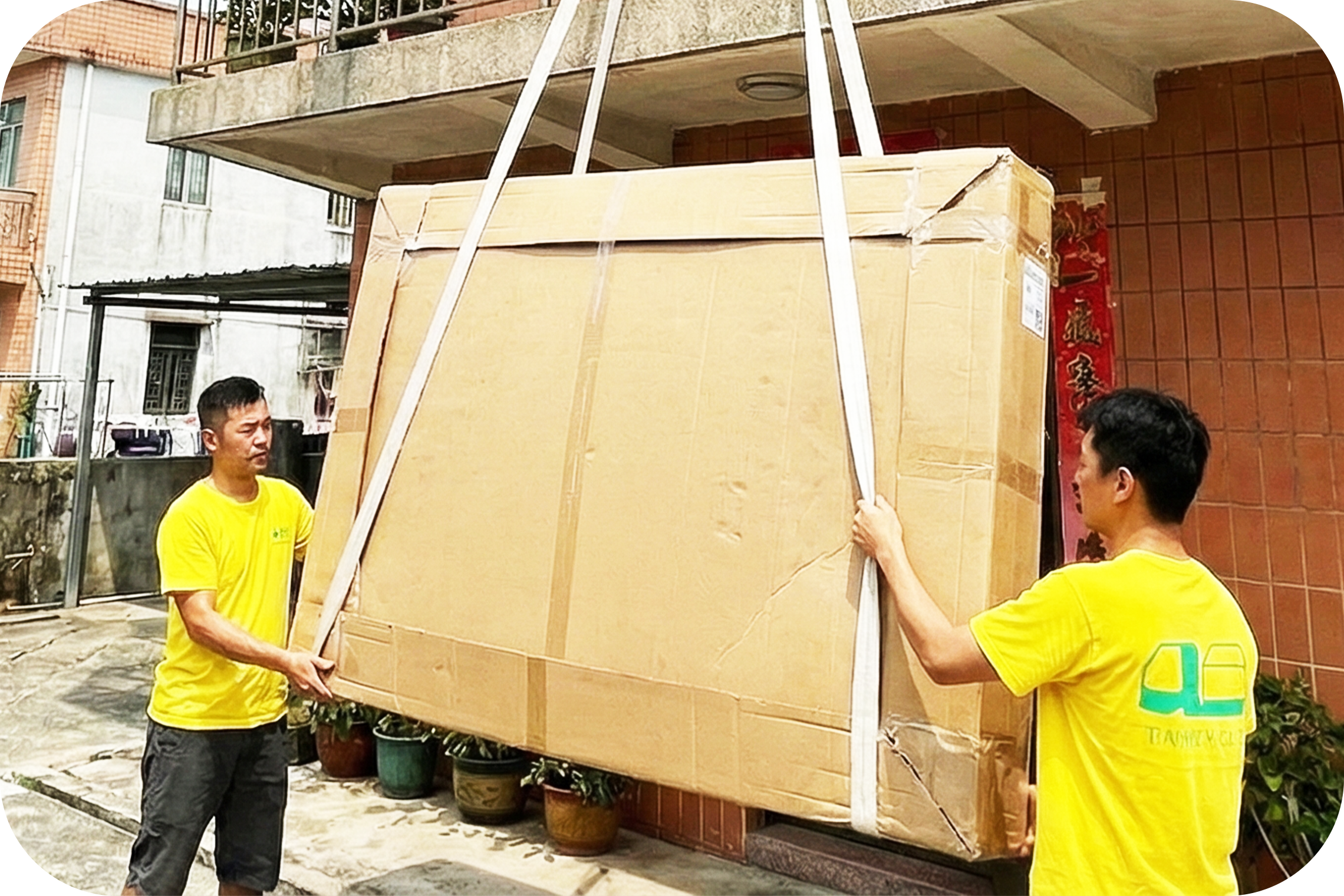 香港搬屋服務 - 實惠搬屋村屋搬屋師傅進行露台高空吊運大型傢俬作業