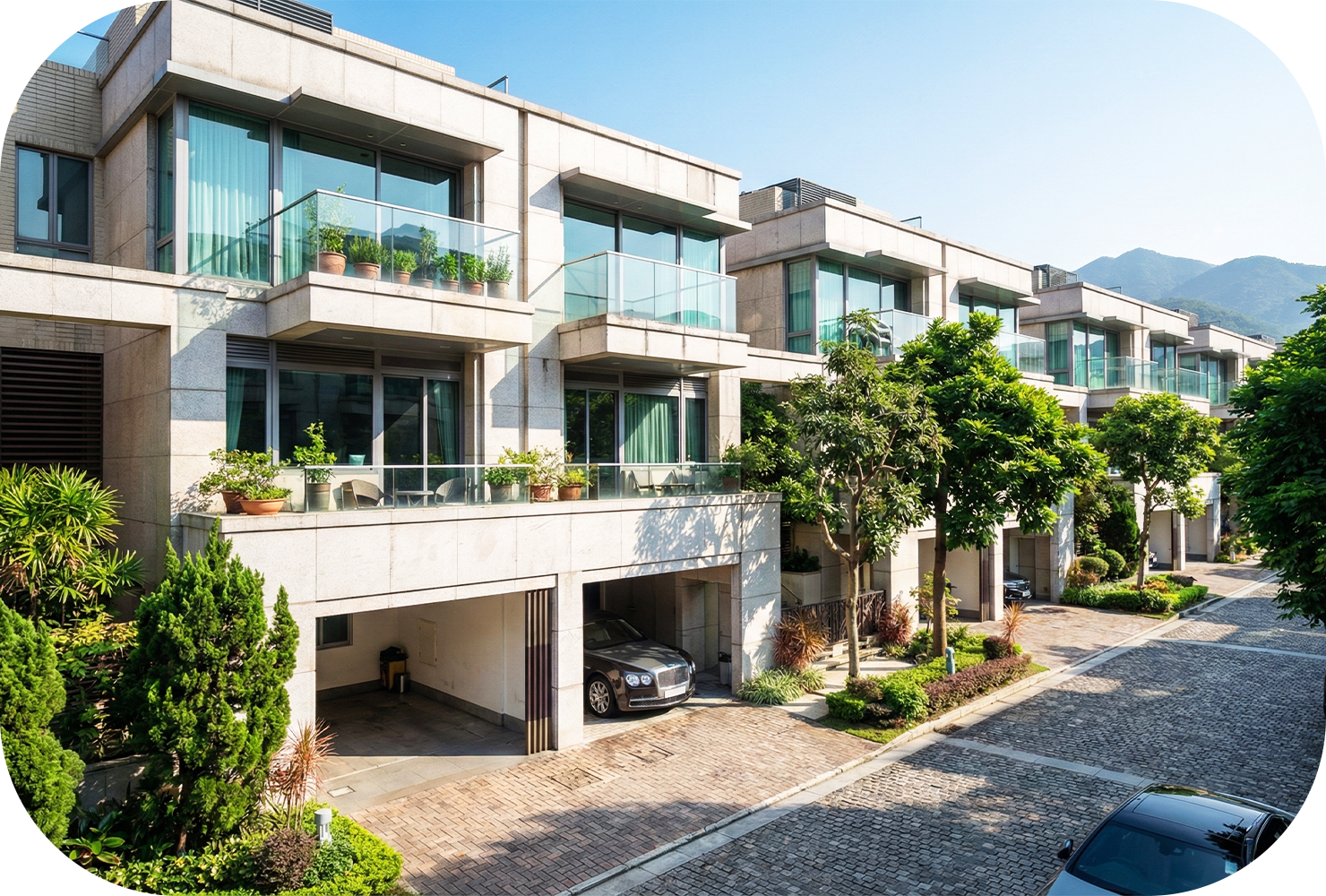 實惠搬屋服務新界村屋及獨立別墅，展示連車庫的三層式村屋搬運場景。我們具備處理村屋狹窄路權、露台繩索吊運大型傢俬及複式單位樓梯搬運的豐富經驗，是西貢、元朗及大埔村屋搬屋的首選公司。