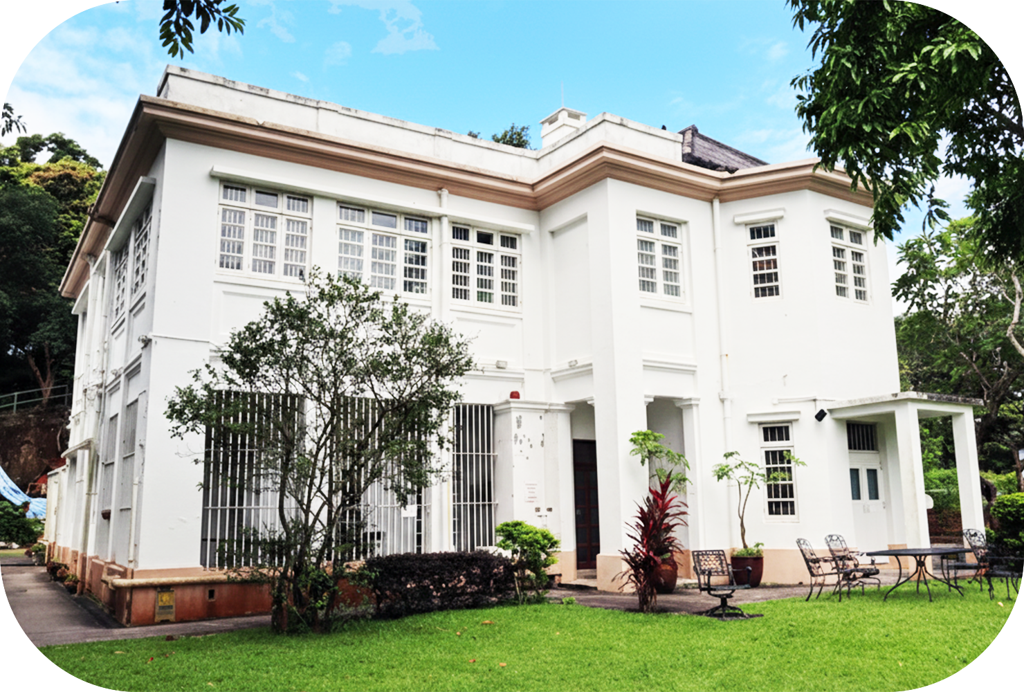 村屋及獨立屋特殊地形搬屋報價：提供包含吊機搬運、推路費及特殊物品（如鋼琴、保險箱）搬運的專業方案。