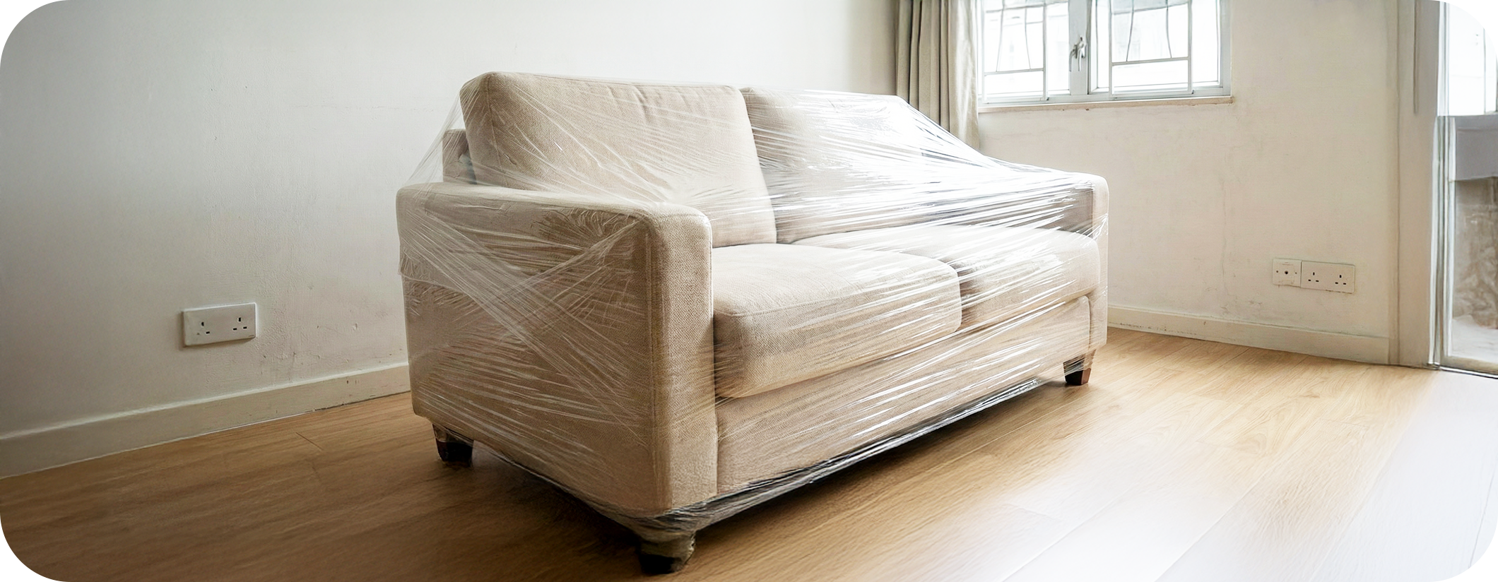 實惠指定的梳化保護物料：運輸膠膜- 使用即棄防塵運輸膠膜作多層的全面包裹，防塵防水防刮防污 (Sofa Furniture Protection)