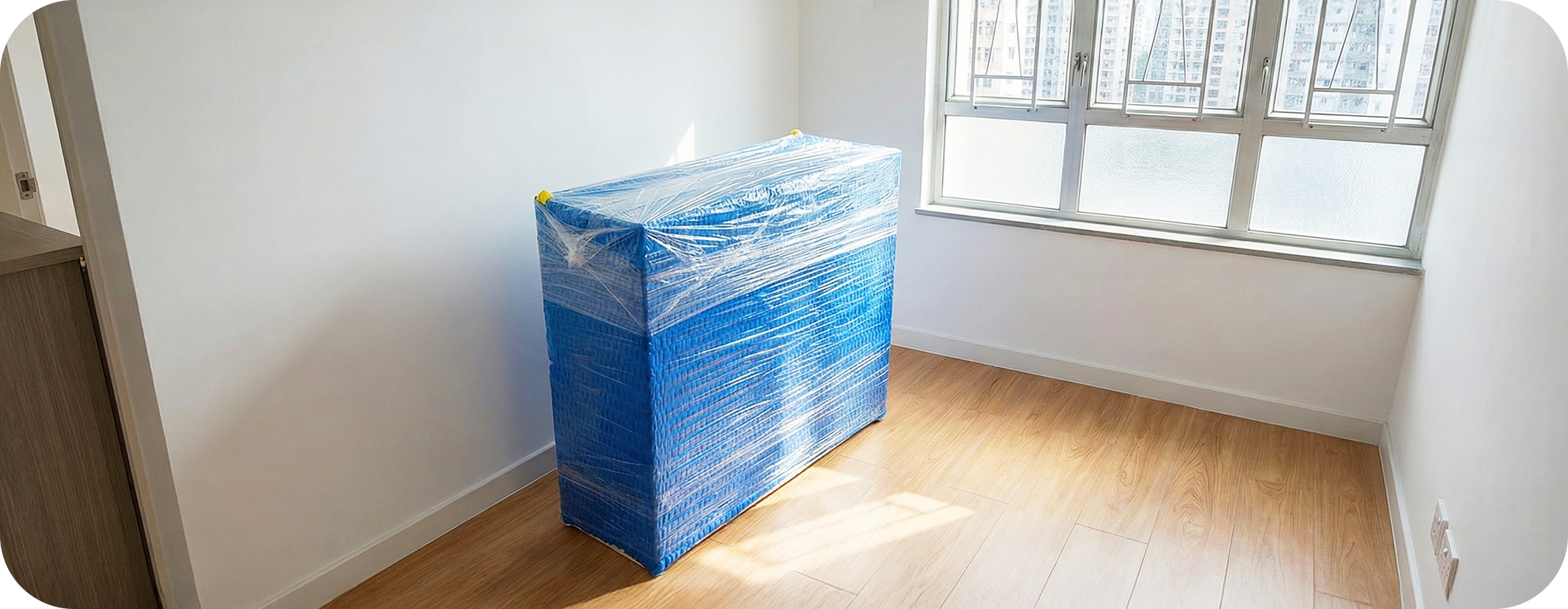 實惠搬櫃／架的指定保護物料：衣櫃及儲物櫃保護 - 內層包裹防撞保護墊 (Quilted Pad) 保護飾面及固定櫃門，外層以運輸膠膜密封，防刮防撞 (Wardrobe / Cabinet / Shelf Moving Protection)