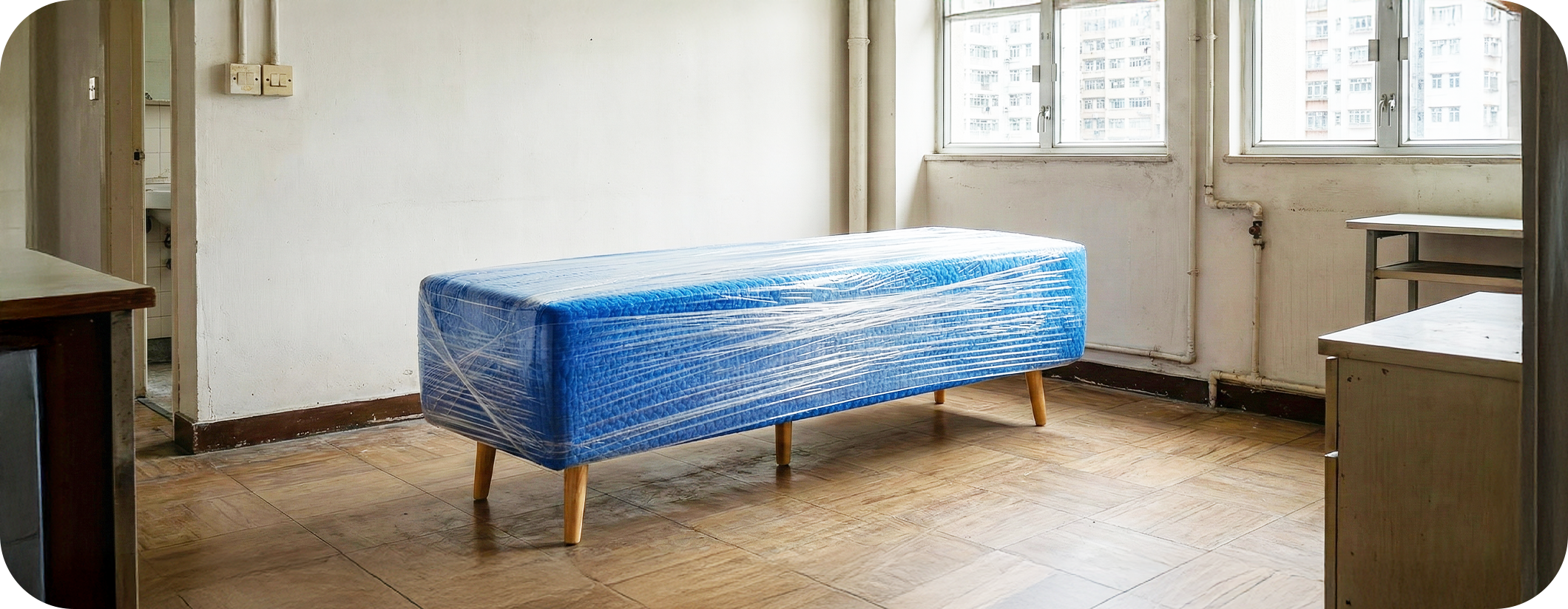 實惠搬茶几及電視櫃的指定保護物料：茶几及電視櫃保護 - 內層包裹防撞保護墊 (Quilted Pad) 保護邊角，外層以運輸膠膜密封，防刮防撞 (Coffee Table / TV Cabinet Moving Protection)