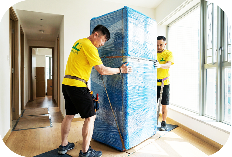 實惠搬屋師傅團隊合力搬運大型雪櫃，展示專業重物搬運技巧