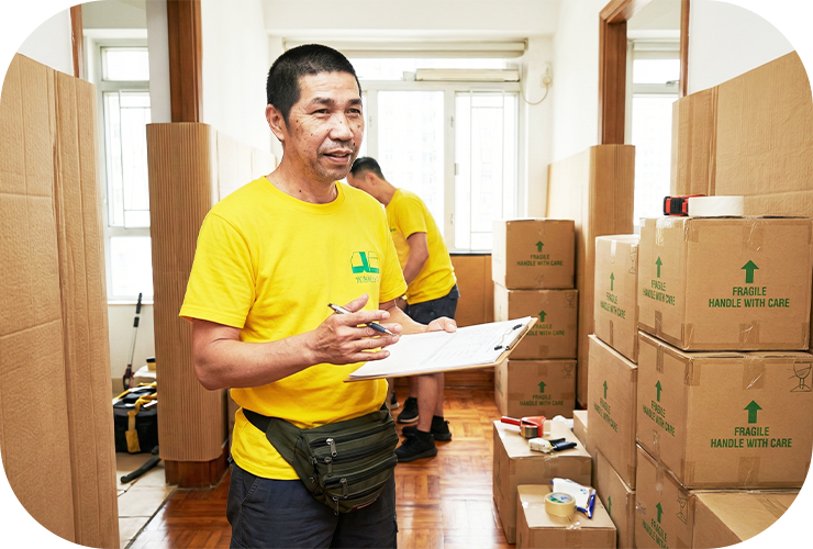 實惠搬屋公司資深搬運隊長馬師傅正在進行搬運現場統籌與指揮