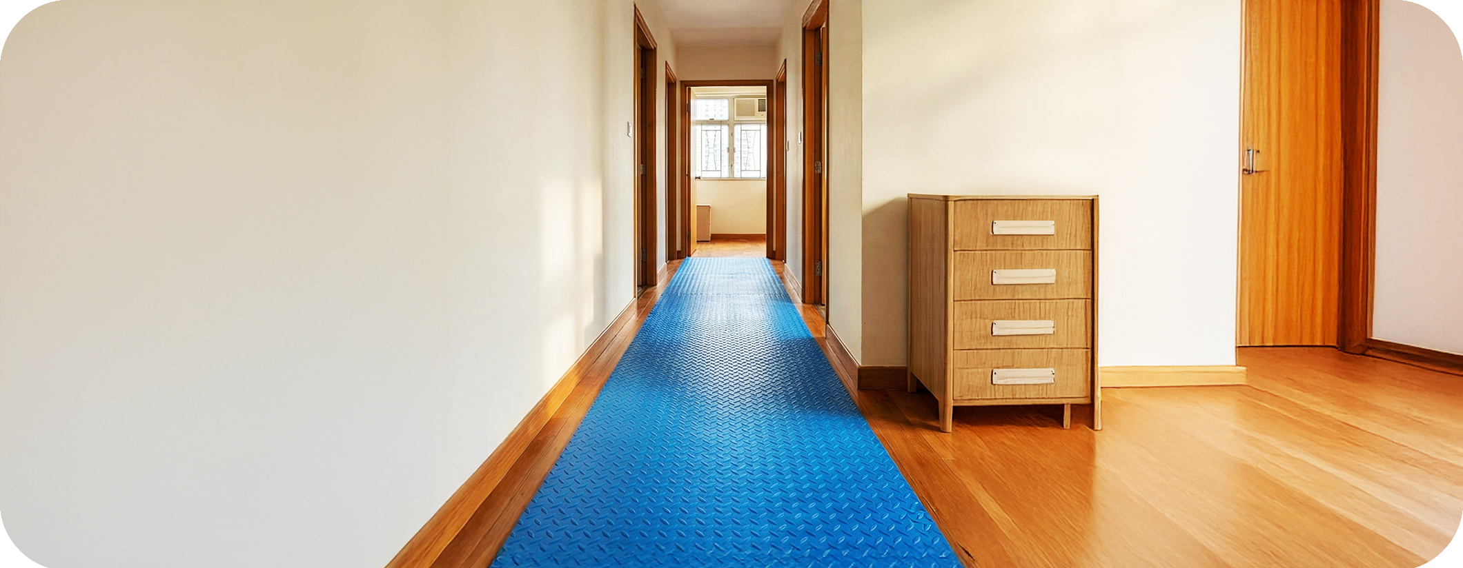 實惠團隊額外增值服務：地板保護服務 - 搬運前鋪設藍色防滑保護地墊，防止新居木地板及雲石刮花或弄污 (Floor Protection Service with Non-slip Mats)