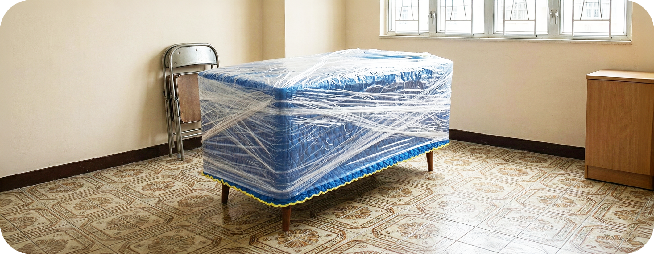 實惠搬餐檯的指定保護物料：餐檯保護 - 內層包裹防撞保護墊 (Quilted Pad) 保護檯面及檯腳，外層以運輸膠膜密封，防刮防撞 (Dining Table Moving Protection)