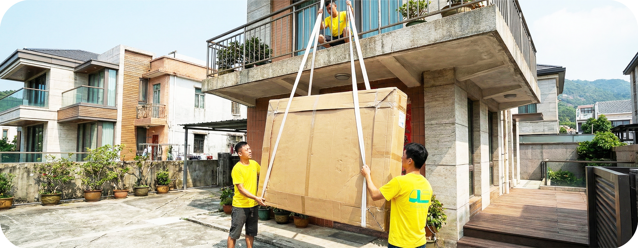 實惠搬屋公司特種部隊進行高難度露台吊運；針對無法入電梯的大型傢俬或鋼琴，提供專業現場評估及精準搬屋報價，確保貴重資產安全上樓。