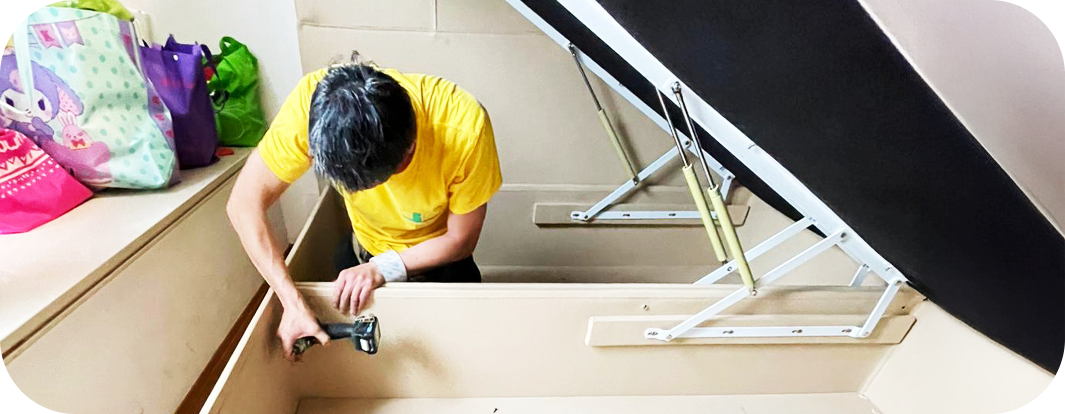 實惠搬屋專業師傅拆卸油壓床過程：合法棄置傢俬與清場服務，嚴格遵守環保條例，提供拆裝及回收舊傢俬一站式方案