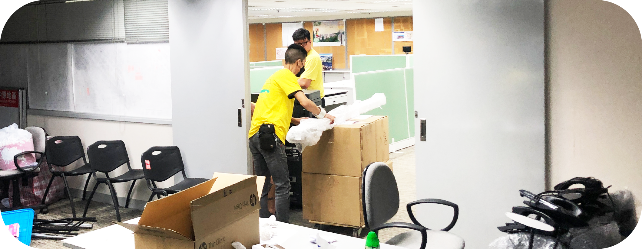 實惠搬屋團隊進行辦公室搬運工作，專業處理文件櫃、電腦設備及寫字樓傢俬打包，提供一站式商業搬遷方案。