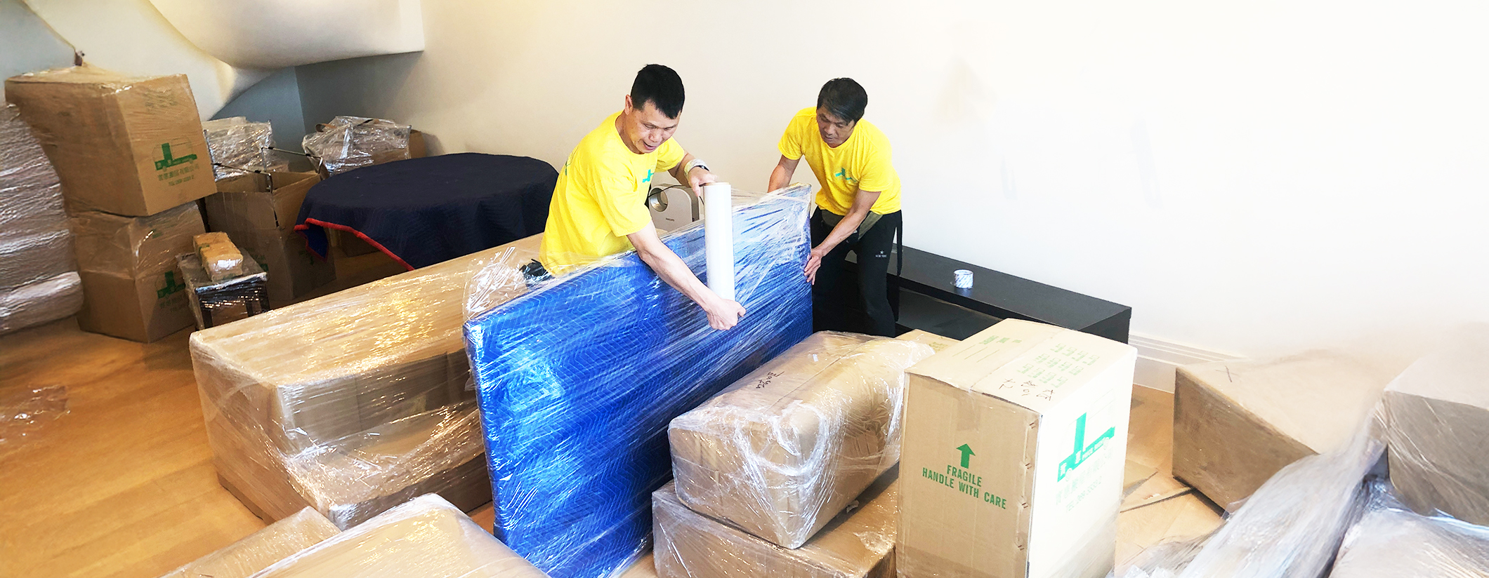 實惠師傅細心包裝大型電視、傢俬及床褥，提供專業住宅搬遷服務 (Residential Moving Services)