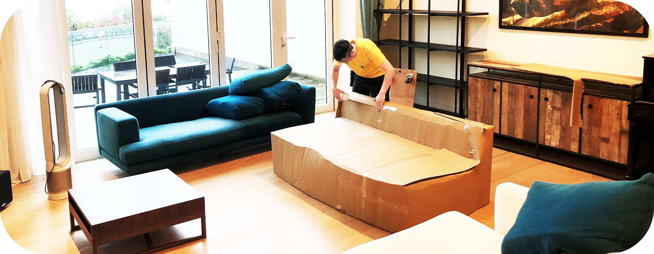 實惠搬屋師傅為存倉傢俬進行專業包裝，使用紙皮嚴密包裹梳化，確保在裝修存倉期間物品完好無缺。