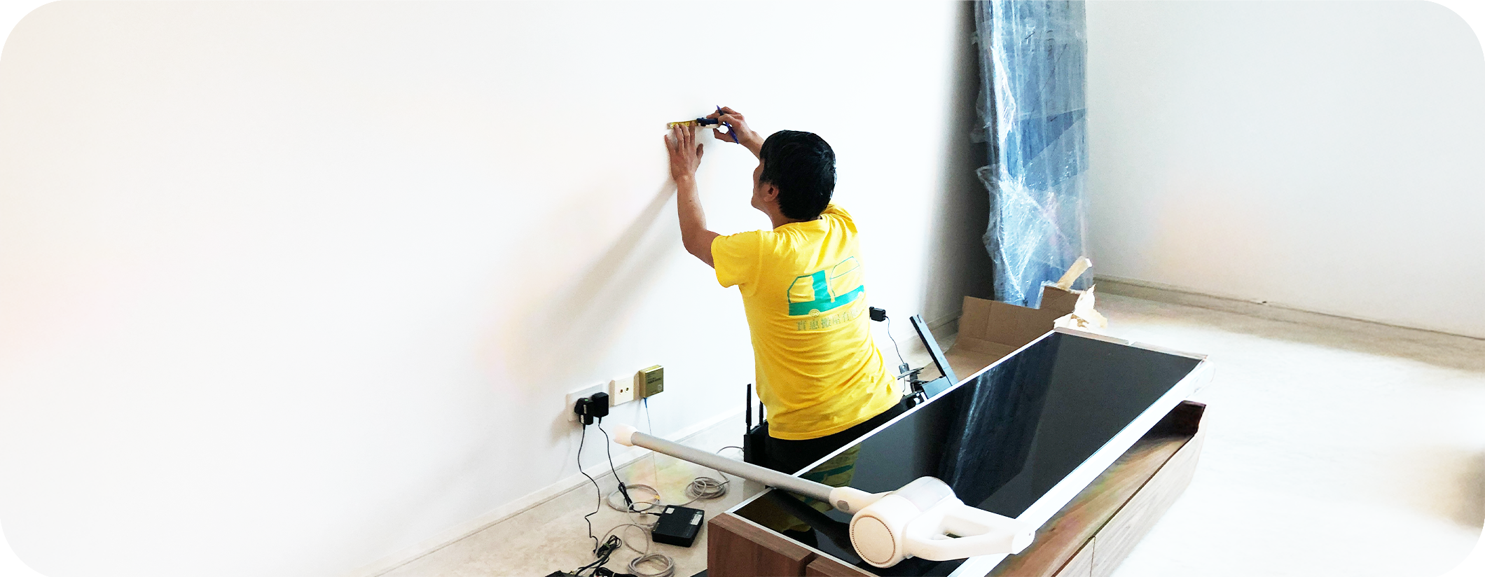 實惠搬屋傢俬拆裝服務：專業師傅進行掛牆電視鑽牆安裝與還原，展示公開透明的拆裝收費標準及水平測量技術。