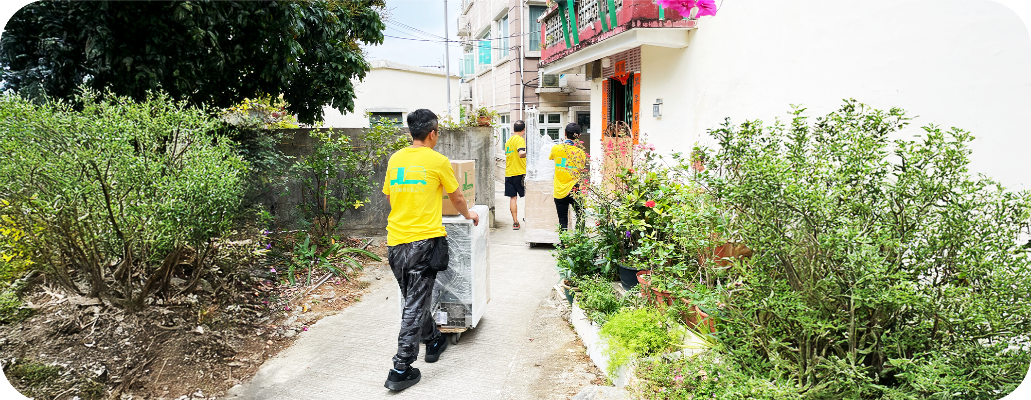 實惠搬屋村屋搬運推路實況：黃衣制服團隊在狹窄村路使用板車長距離搬運，展示推路費與距離費的計算場景，解決貨車無法直達門口的問題。