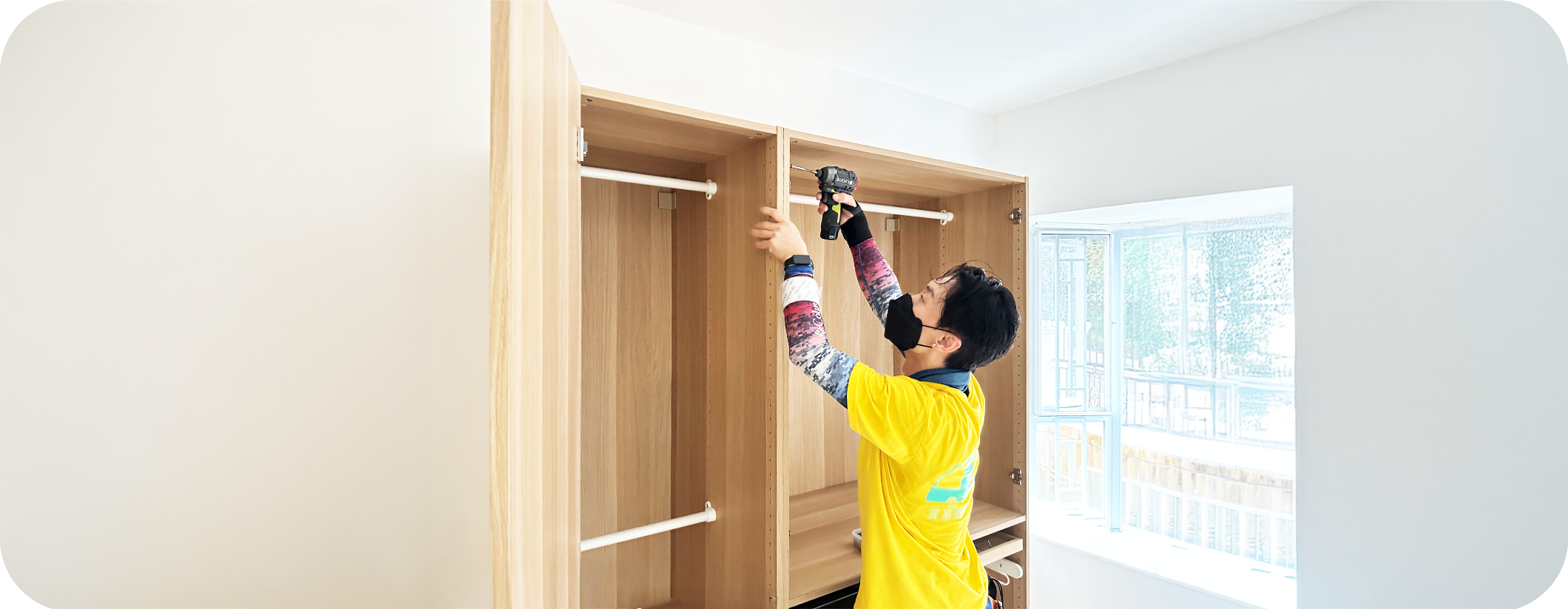 實惠搬屋全新傢俬安裝服務：專業師傅使用強力電批組裝淘寶及 IKEA 大型衣櫃，展示由零開始的傢俬組裝技巧與清理包裝服務。