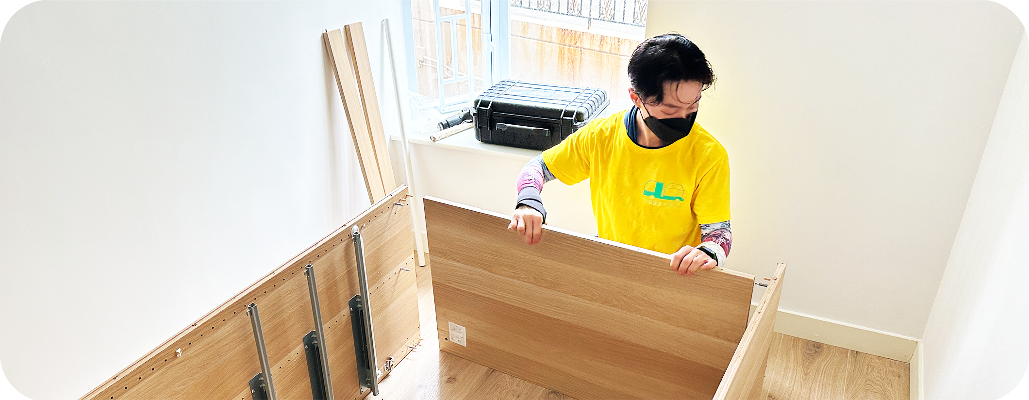 實惠搬屋受訓專業師傅正在進行傢俬拆裝及組裝，展示入職前嚴格搬運培訓所習得的包裝工藝，如資深隊長馬師傅及包裝職人阿勤般的專業技術。