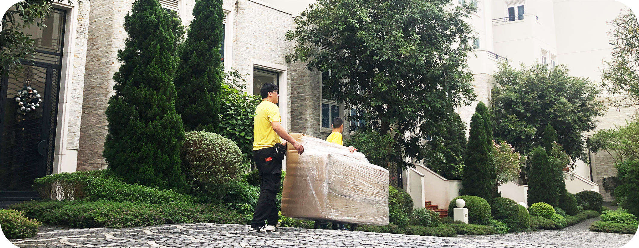 實惠搬屋團隊在豪宅獨立屋進行推斜路搬運，展示推斜路費（每推30米斜路）的計算標準，師傅二人合力將大型傢俬推上斜坡，專業村屋搬屋推薦。