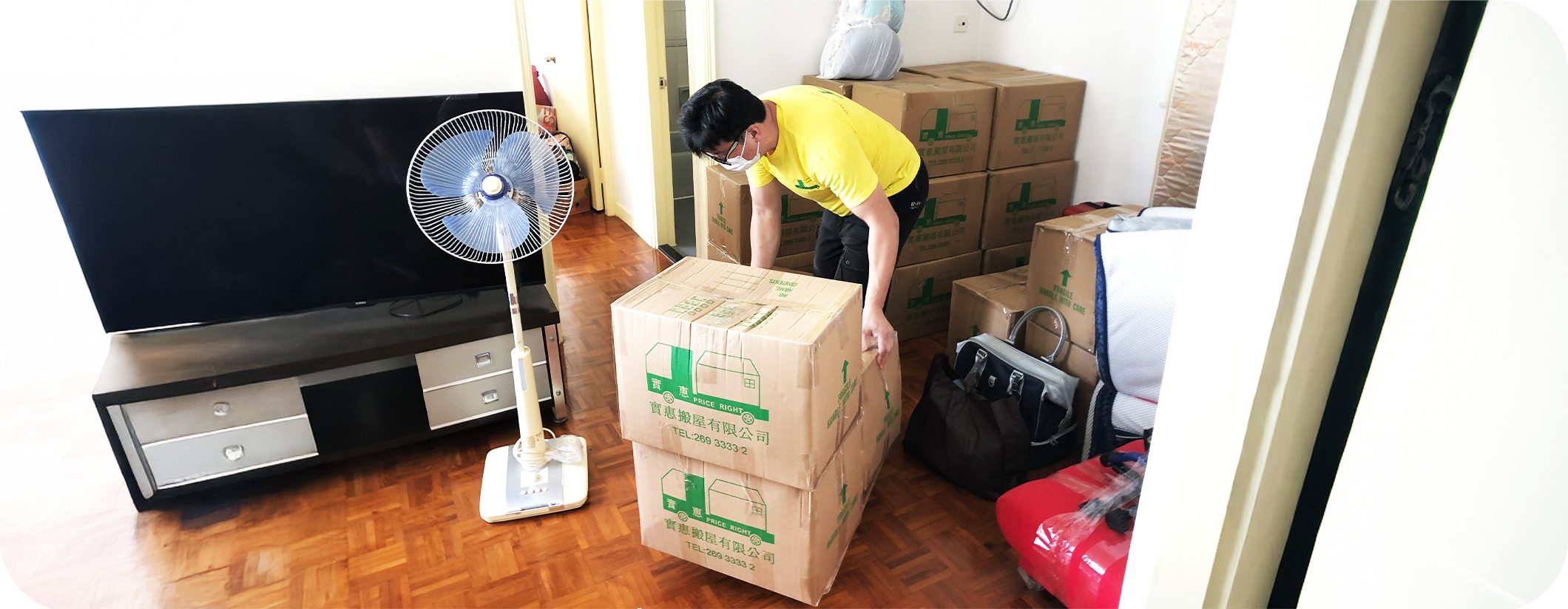 實惠搬屋按件收費實況，展示師傅搬運專用紙箱及雜物，說明按件計費（雜物$12一箱起）比坊間全包價更公道透明，杜絕坐地起價的香港搬屋價錢參考。