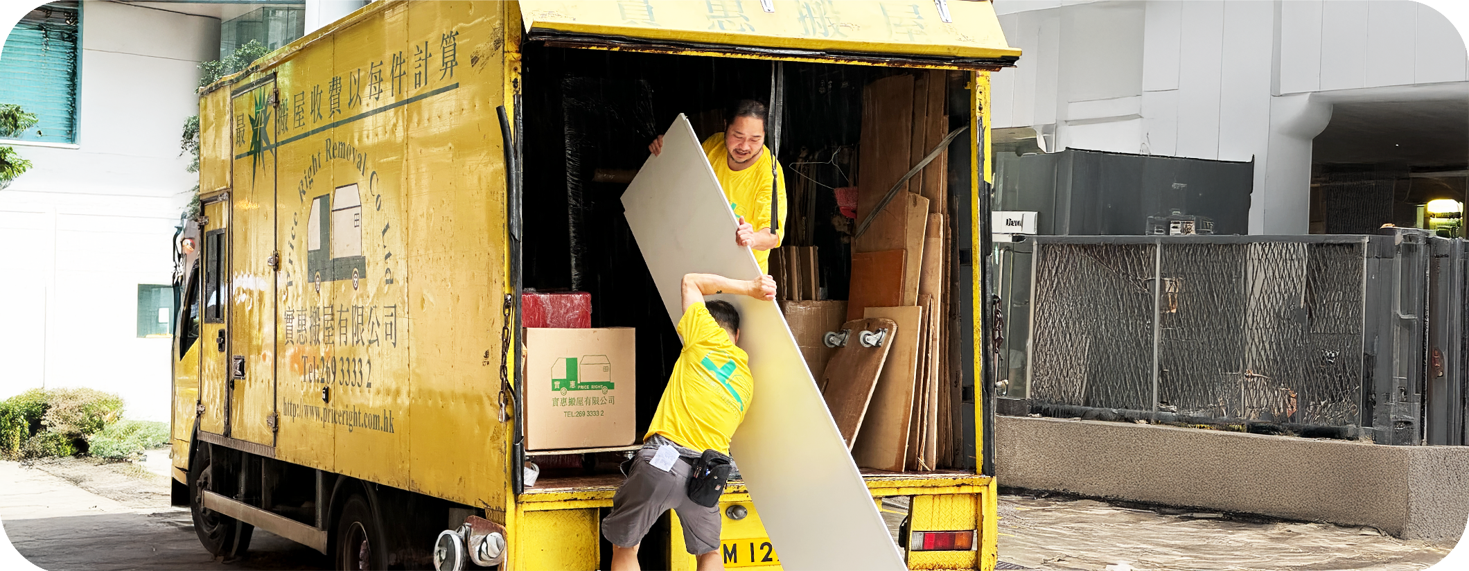 實惠搬屋辦公室搬遷及棄置服務：專業團隊將大型辦公室屏風及傢俬搬上貨車，運往政府指定廢物轉運站進行合法棄置，適合寫字樓還原工程。