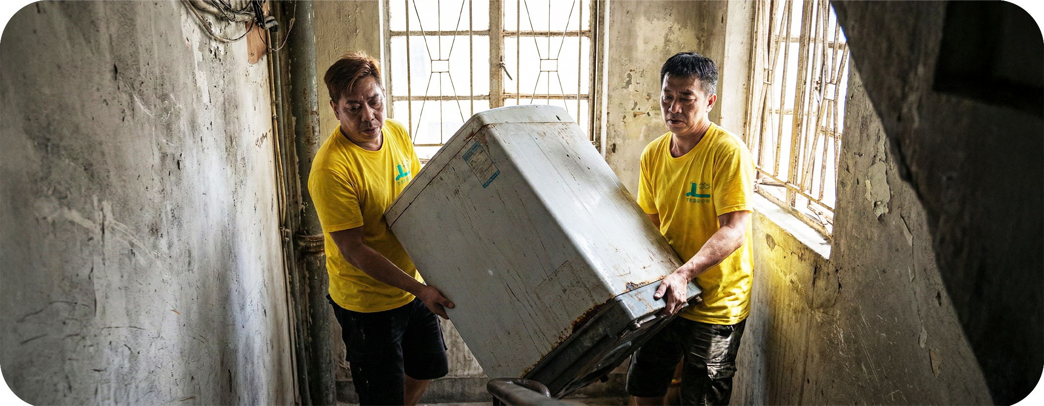 實惠搬屋公司專業團隊於唐樓狹窄樓梯安全搬運大型電器（洗衣機）及棄置傢俬服務