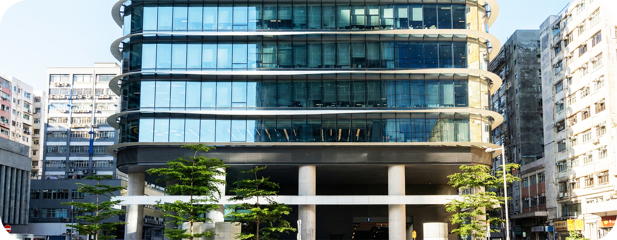 鄰近實惠搬屋公司的宏利廣場大型公眾停車場，為前往觀塘海裕工業中心總部的客戶提供額外泊車選擇。