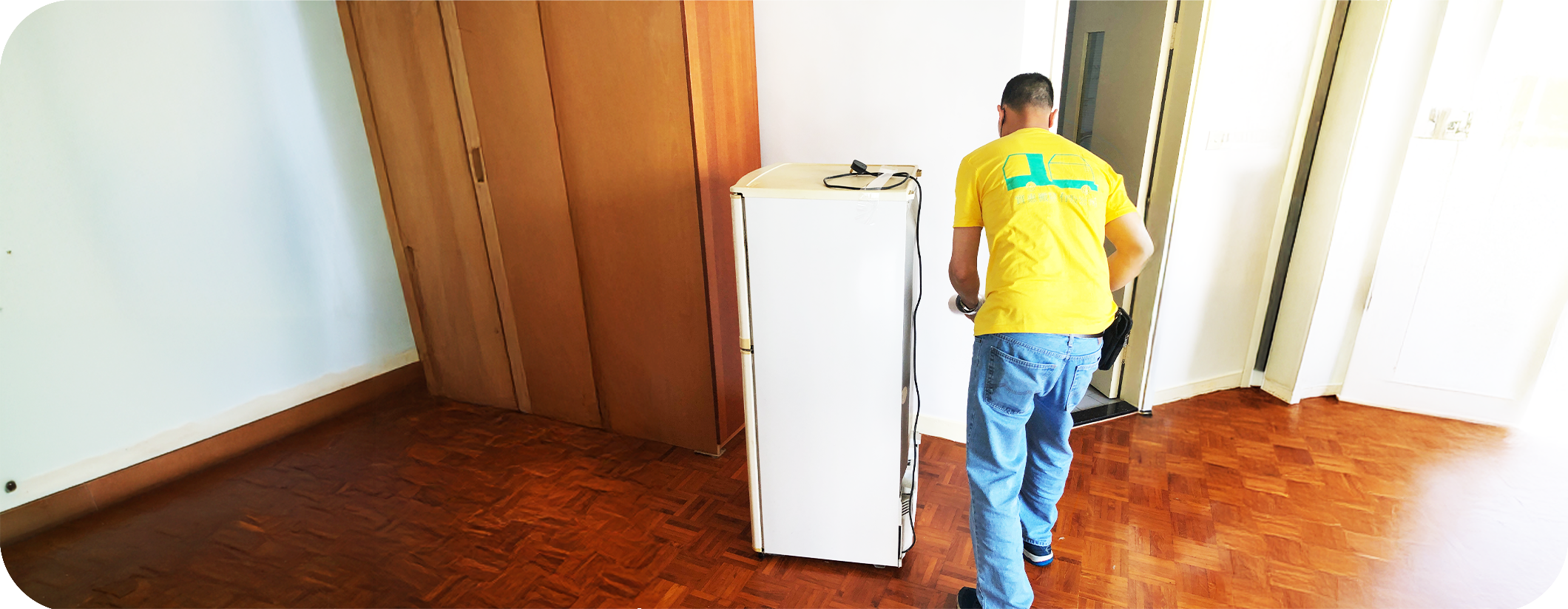 實惠搬屋師傅正在進行合規電器棄置服務，將舊雪櫃從住宅內安全搬走，並會運往合法廢物轉運站，解決客戶處理大型電器的法例與搬運煩惱。