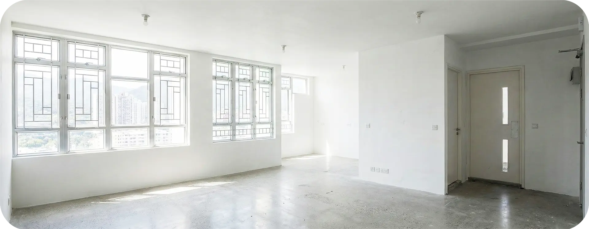 住宅單位經過全屋清場及垃圾清理後的實景，室內空無一物，牆身地面整潔，完全符合租約期滿的交吉標準。