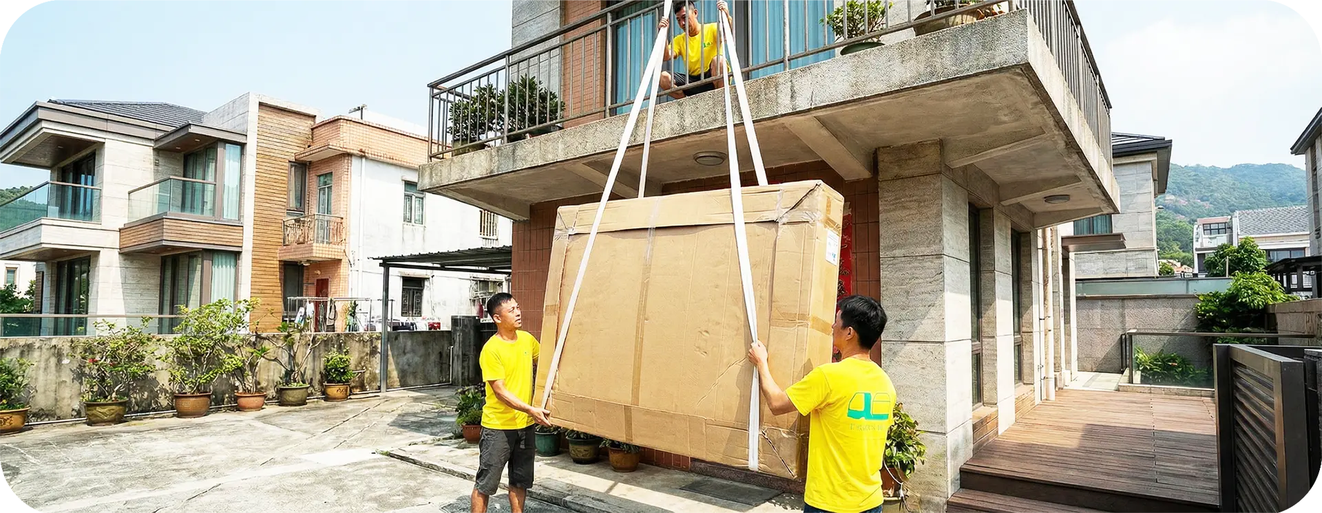 實惠搬屋公司特種部隊進行高難度露台吊運；針對無法入電梯的大型傢俬或鋼琴，提供專業現場評估及精準搬屋報價，確保貴重資產安全上樓。