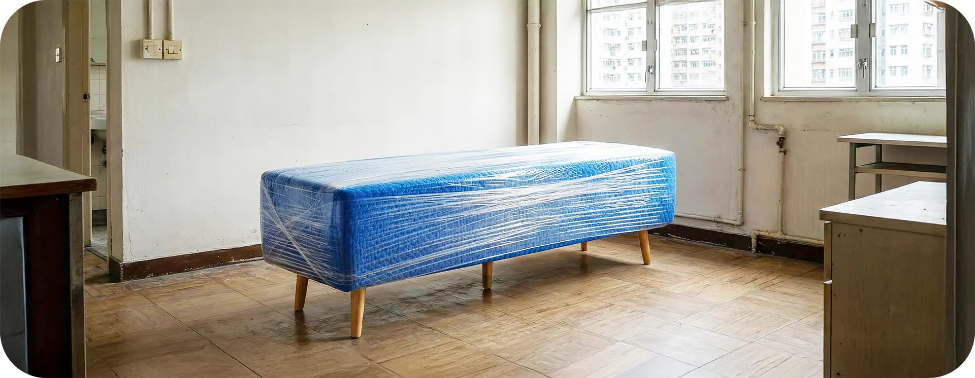 實惠搬茶几及電視櫃的指定保護物料：茶几及電視櫃保護 - 內層包裹防撞保護墊 (Quilted Pad) 保護邊角，外層以運輸膠膜密封，防刮防撞 (Coffee Table / TV Cabinet Moving Protection)