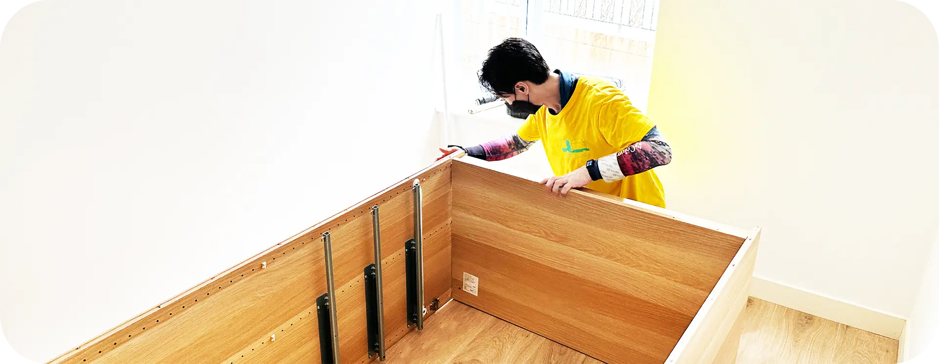 實惠師傅拆卸舊傢俬及木床架，提供合法棄置服務 (Furniture Disposal Services)