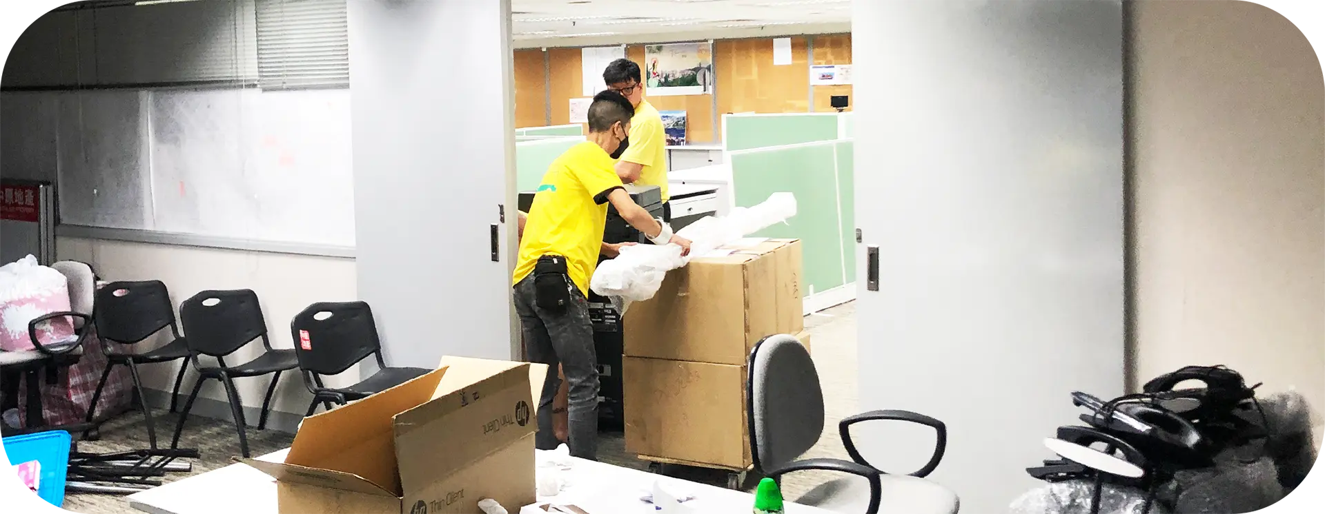 實惠搬屋團隊進行辦公室搬運工作，專業處理文件櫃、電腦設備及寫字樓傢俬打包，提供一站式商業搬遷方案。