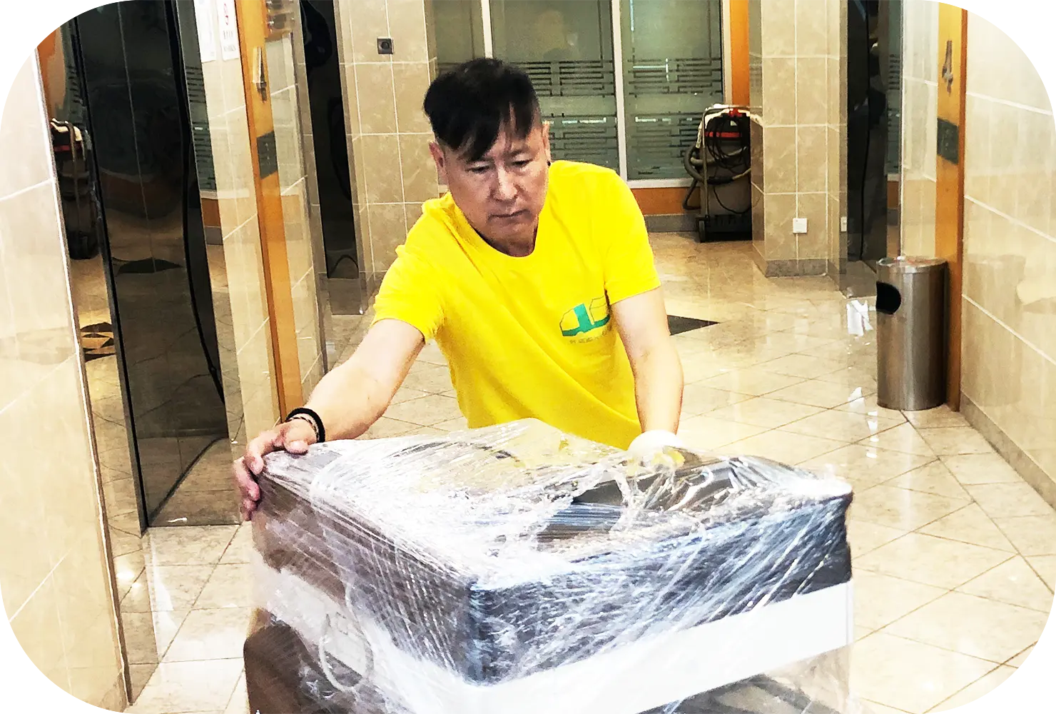 重物搬運專家雄哥：全職搬運師傅示範搬運大型雪櫃與鋼琴技巧，運用專業搬運帶與重型板車，解決直立式鋼琴及保險箱搬運難題。