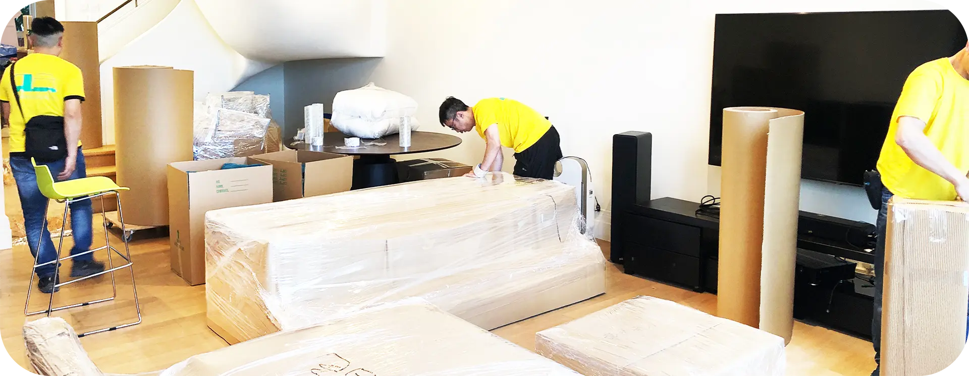 實惠團隊提供搬運連存倉服務，師傅正在將大型傢俬打包準備入倉 (Storage Services)