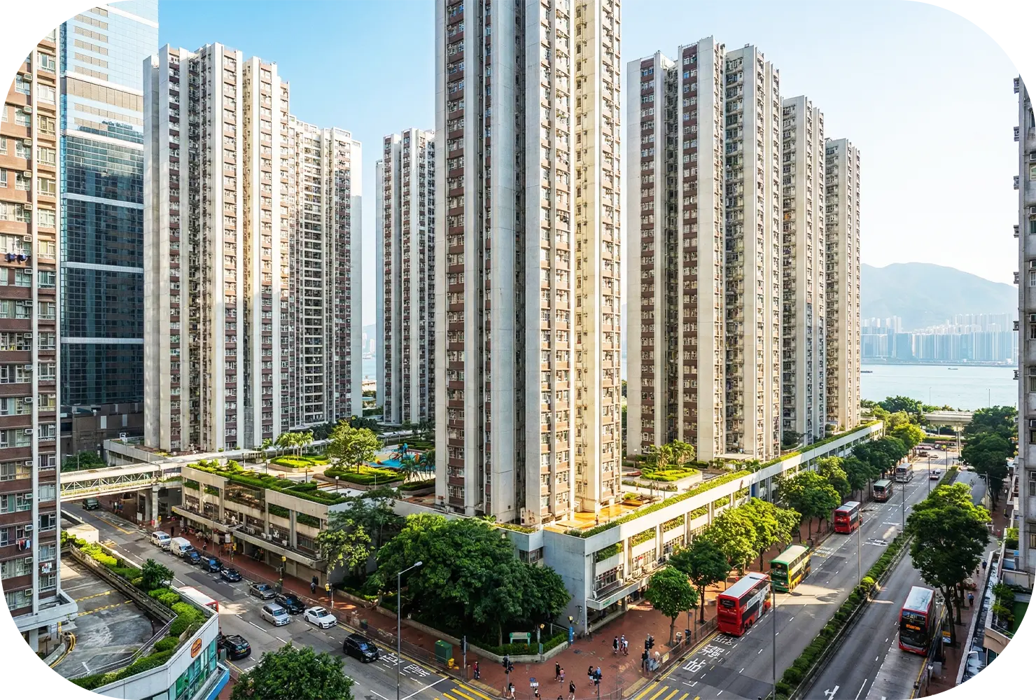 實惠搬屋公司服務香港大型屋苑及私人樓宇，展示高密度住宅區的專業搬運場景。我們熟悉各大屋苑管理處搬運申請流程、平台轉駁安排及電梯大堂保護措施，是太古城、日出康城等大型屋苑住戶的搬屋公司推介首選。