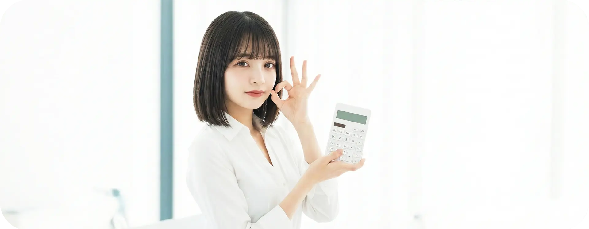 實惠透明收費價目表 - 女士手持計算機預算搬家開支，提供詳細搬運費、樓梯費及雜項收費表 (Moving Price List & Cost Calculator)