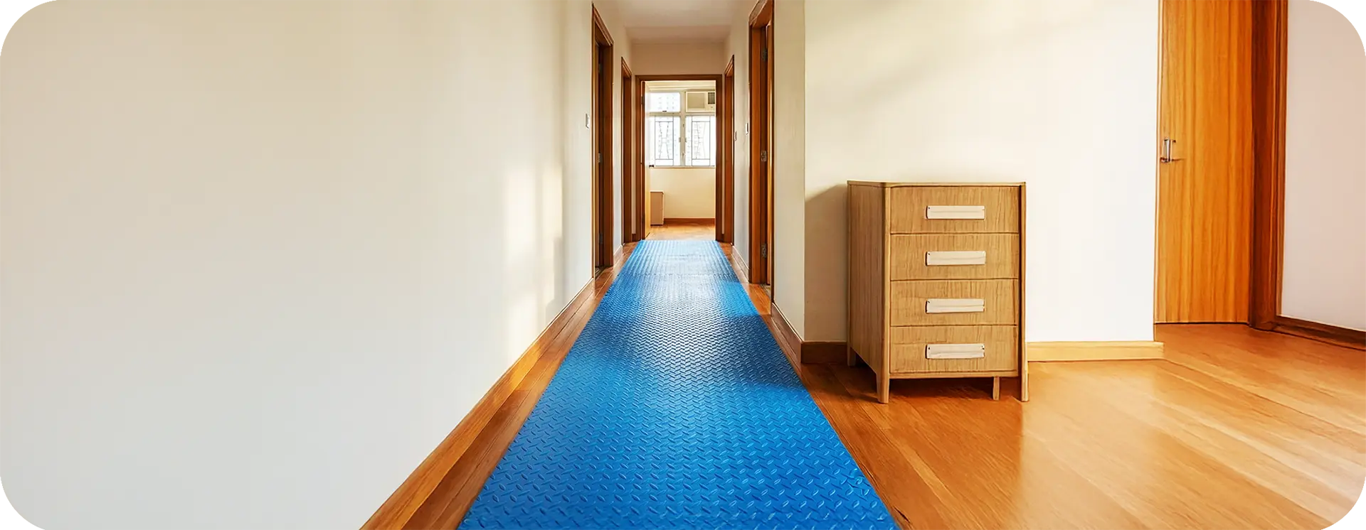 實惠團隊額外增值服務：地板保護服務 - 搬運前鋪設藍色防滑保護地墊，防止新居木地板及雲石刮花或弄污 (Floor Protection Service with Non-slip Mats)