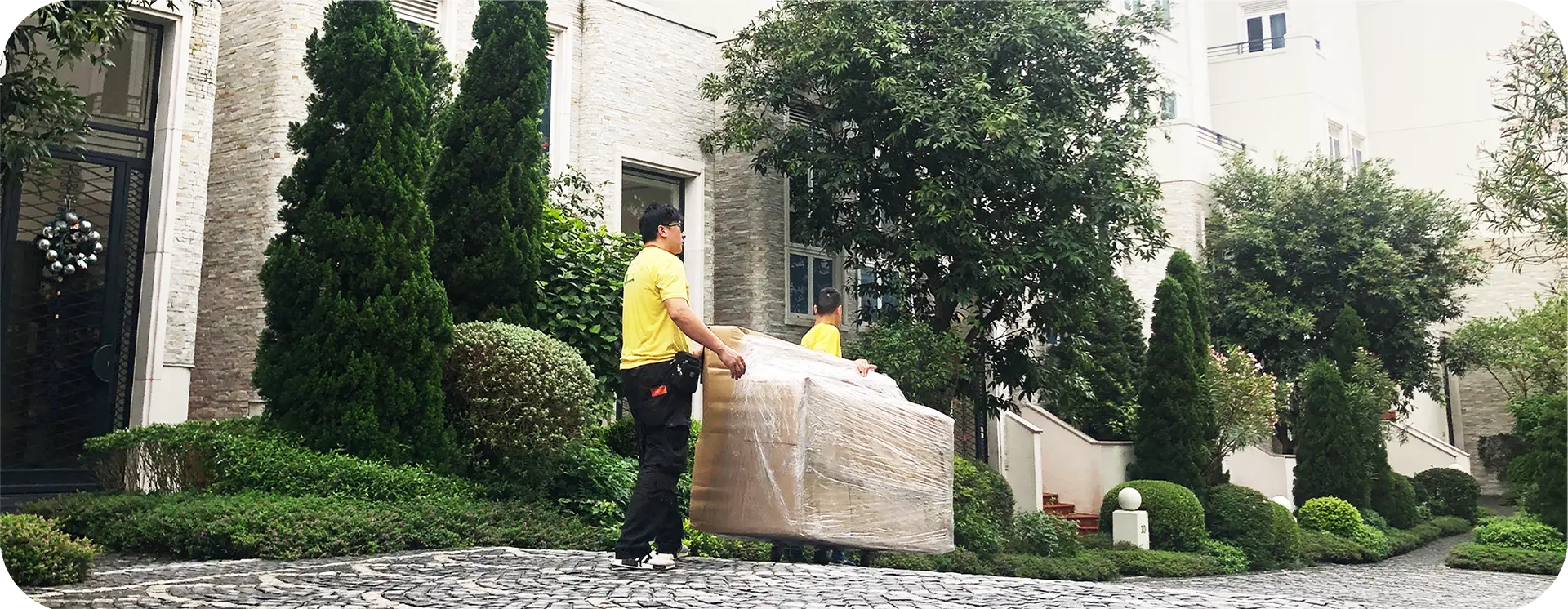 實惠搬屋團隊在豪宅獨立屋進行推斜路搬運，展示推斜路費（每推30米斜路）的計算標準，師傅二人合力將大型傢俬推上斜坡，專業村屋搬屋推薦。