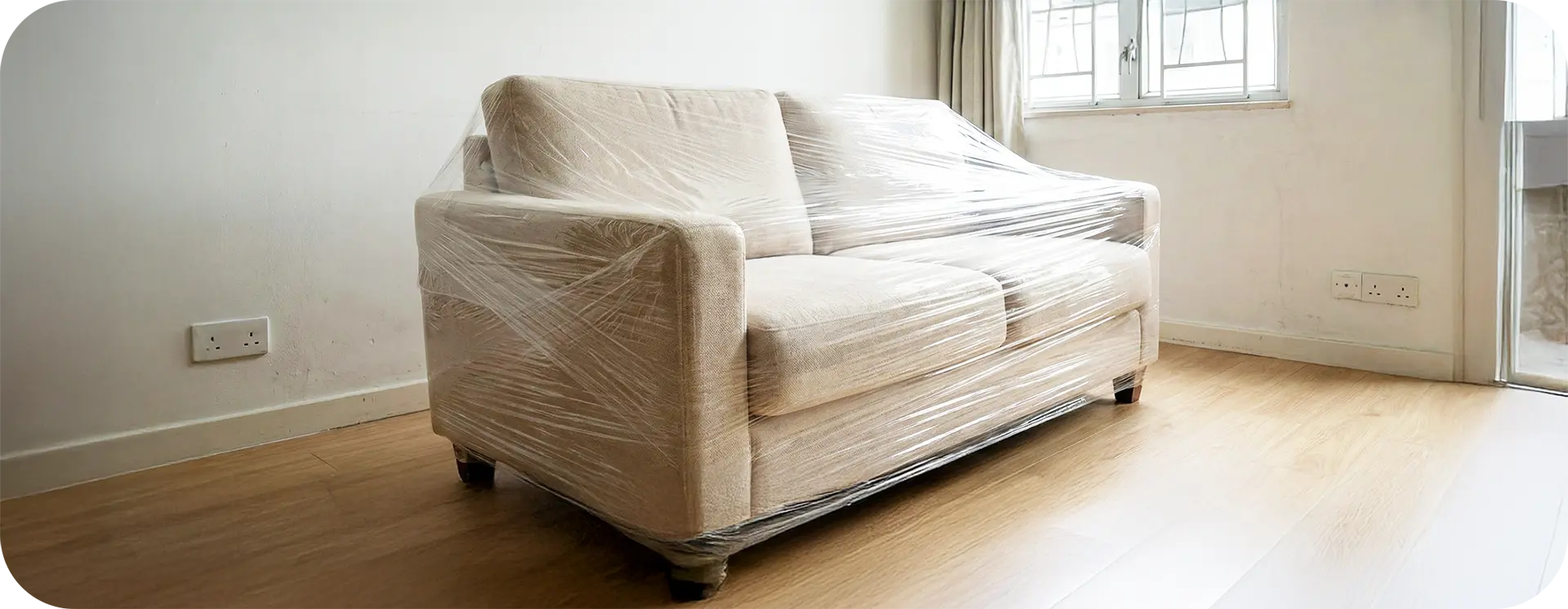 實惠指定的梳化保護物料：運輸膠膜- 使用即棄防塵運輸膠膜作多層的全面包裹，防塵防水防刮防污 (Sofa Furniture Protection)