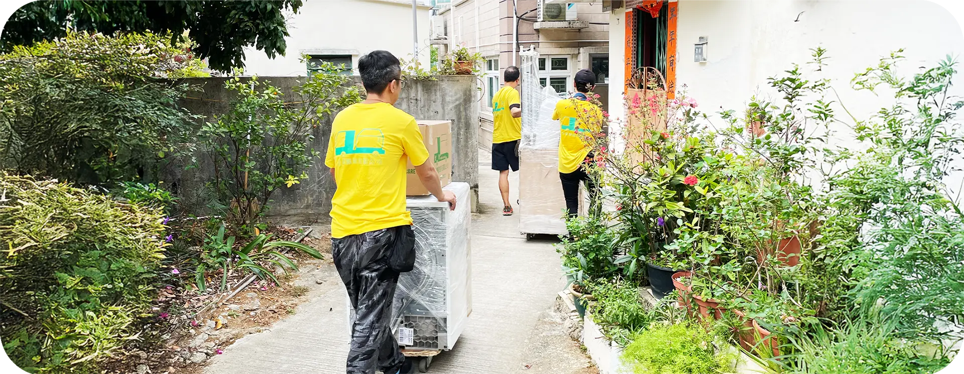 實惠搬屋村屋搬運推路實況：黃衣制服團隊在狹窄村路使用板車長距離搬運，展示推路費與距離費的計算場景，解決貨車無法直達門口的問題。