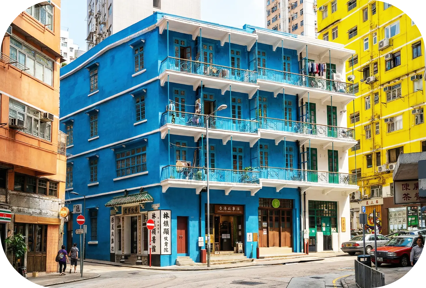 實惠搬屋針對香港舊式唐樓及無電梯大廈提供專業樓梯搬運服務。圖為典型藍屋風格的唐樓建築，象徵我們具備處理狹窄樓梯轉角及體力搬運重物的專業資格，並承諾樓梯費明碼實價的搬運公司。